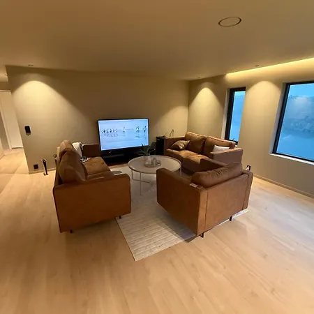 빌라 Modern Detached House With A View